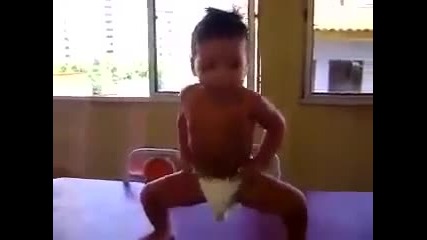 Бразилсо бебе танцува на салса
