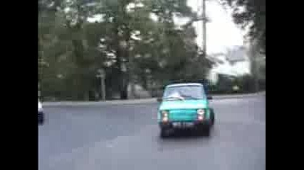 Полско фиатче кара със задница напред