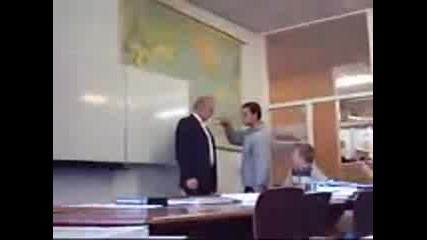 Ученик води учител при директора