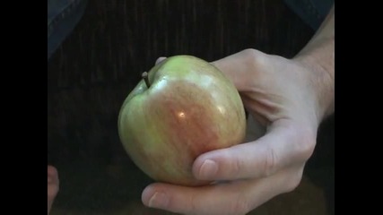 Ето как да разделим ябълка с голи ръце