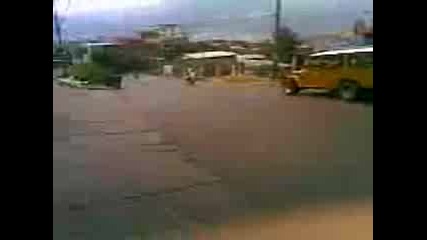 Моторист Се Блъска В Кола