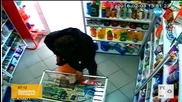"Дръжте крадеца": Крадец прибира ресто в ръкава си