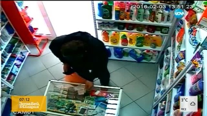 "Дръжте крадеца": Крадец прибира ресто в ръкава си