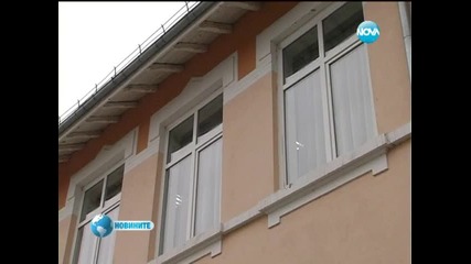 Училище в Русе използва двора си за паркинг