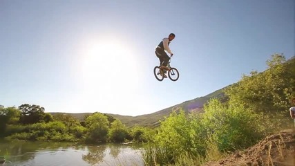 Яки Скоци във вода [забавен кадър]