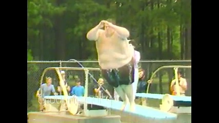 300 килограмов човек скача в басейн [смях]