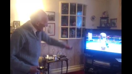 Мъж на 95 играе бокс на Wii