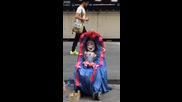 Уличен актьор маскиран като бебе в количка