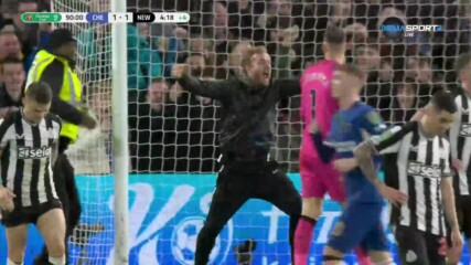 Фен на Челси нахлу на терена