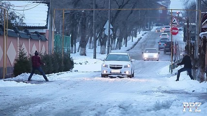 Забавна шега с невидимо въже на улицата