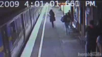 Майка Изпусна Бебето Си Под Влак И То Оцеля
