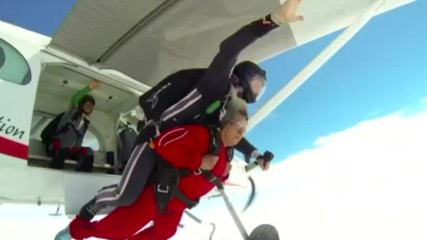 70-годишна скочи от 4 000 метра с парашут