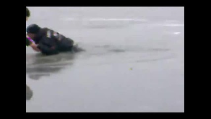 Руснак пада с колело в леда 