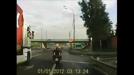 Руски моторист оправя проститутка в движение - Смях!