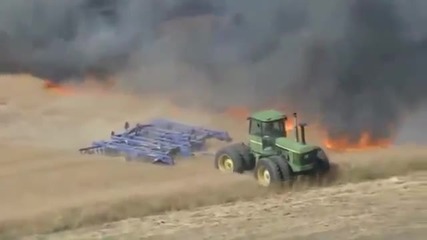 Фермер се бори с пожар с трактора си