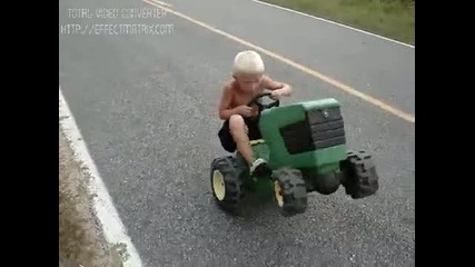 Дете кара трактор на задни гуми