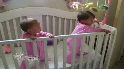 Бебоци близначета кихат едновременно