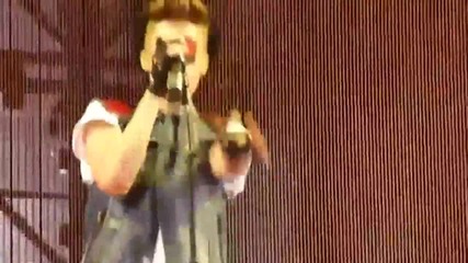 Justin Bieber Crying While He singing Die in Your Arms Hq
