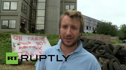 France: Farmers blockade Eure govt building to protest low dairy & meat profits