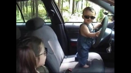 Бебето кара кола