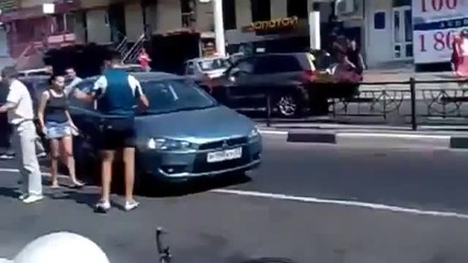 Руснаци се бият на пътя - ритнеш ли ми колелото, ритам ти колата!