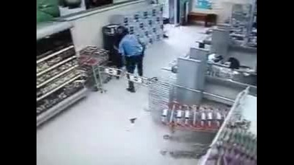 Охранител в магазин се пребива 