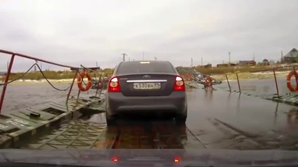 Гледайте какво се случва, когато нагъл шофьор на камион изпреварва кола на мост в Русия!