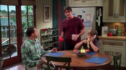 Така се яде банан - Two and a half men