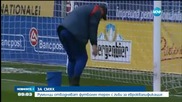 Румънци отводняват футболен терен с гъби