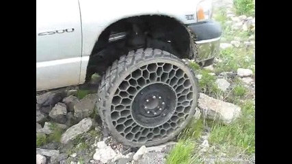 С тия гуми навсякъде може да караш