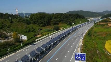 Магистрала в Корея, по средата на която има велоалея, покрита със соларни панели