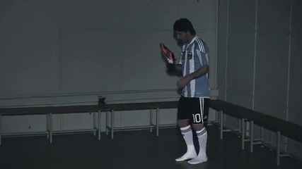 Меси жонглира с футболните си обувки