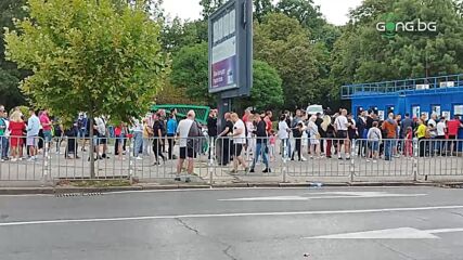 Сериозни опашки за билети по-малко от час преди началото на срещата