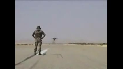 Зрелищно Ниско Лятящ Самолет