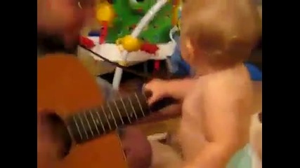 Малък сладур се кефи от музиката на баща си