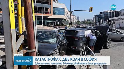 Катастрофа с две коли в София, едната изхвърча и се заби в стълб