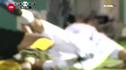 Футболист се опитва да откъсне пениса на противник! 
