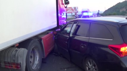 Кола се удари в тир край Благоевград