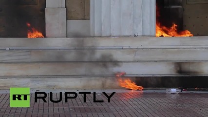 Атина в пламъци заради протеста срещу строгите икономии