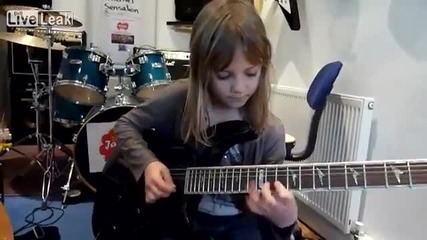 8 год. момиченце свири страхотно на електрическа китара!