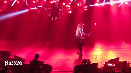 19 Queen (featuring Brian May) - Tie Your Mother Down - London(1 day) 7.11.12