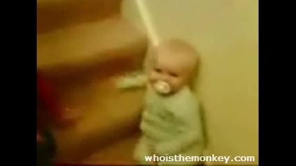 Смях Бебе Слиза По Стълбите