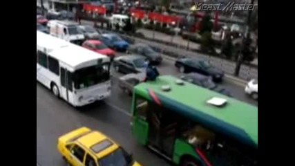 Луд пичага скача от Мост на автобус