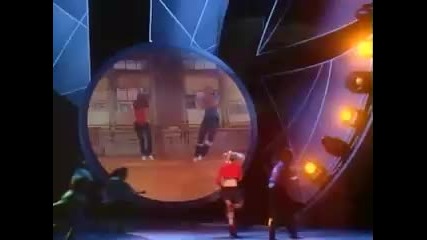 Kristen Bell singing the theme song of Fame 