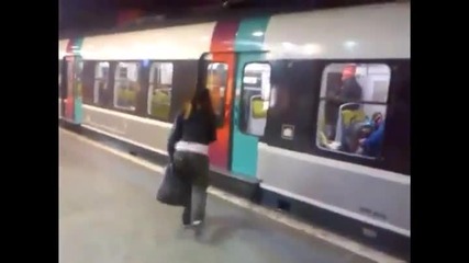 Маце забавя метрото на станцията , изхвърлят я !