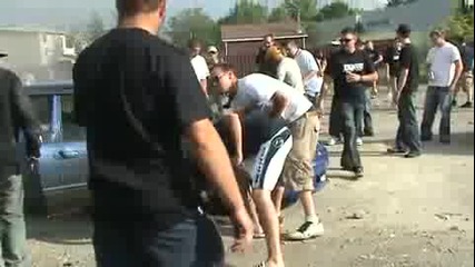 Кола избухва в пламъци от въртене на гуми