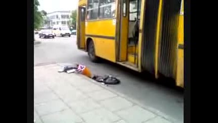 Мъж Пренася Половината Си Покъщнина С Автобус и Се Съблича 