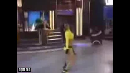 Момиче много яко танцува