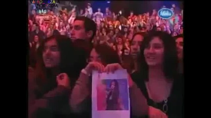 Забавно падане от сцената на Music Idol 
