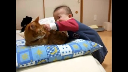 Бебе яде опашката на котка